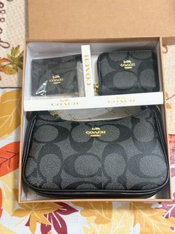 New 3-Piece Women’s Coach Gift Set. (black)