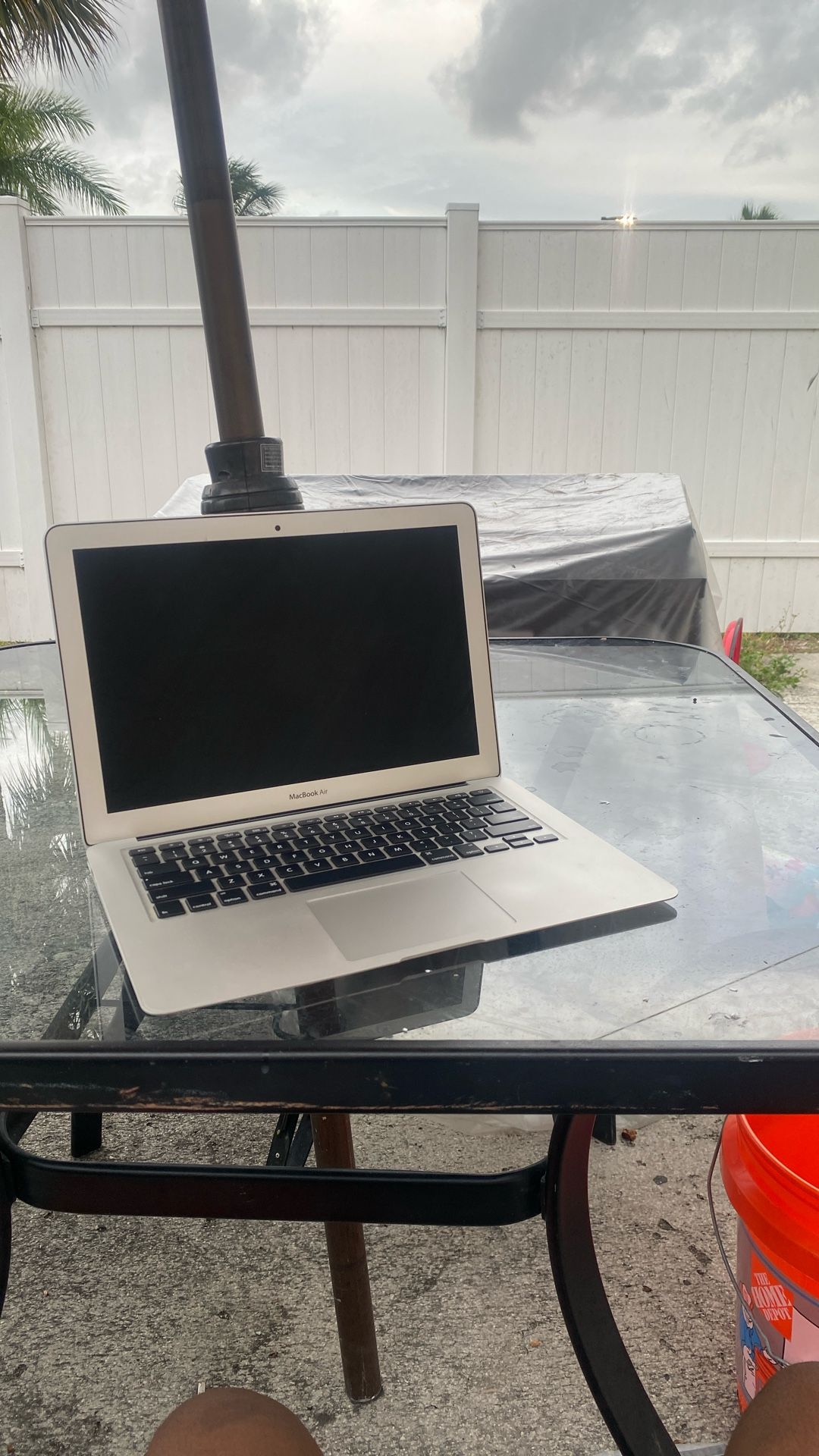 MacBook Air (SEND OFFERS NOT FREE)