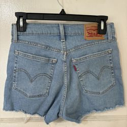Women’s High rise Levi shorts 