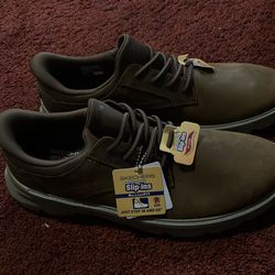 Brand new Skechers 👀size 11 1/2