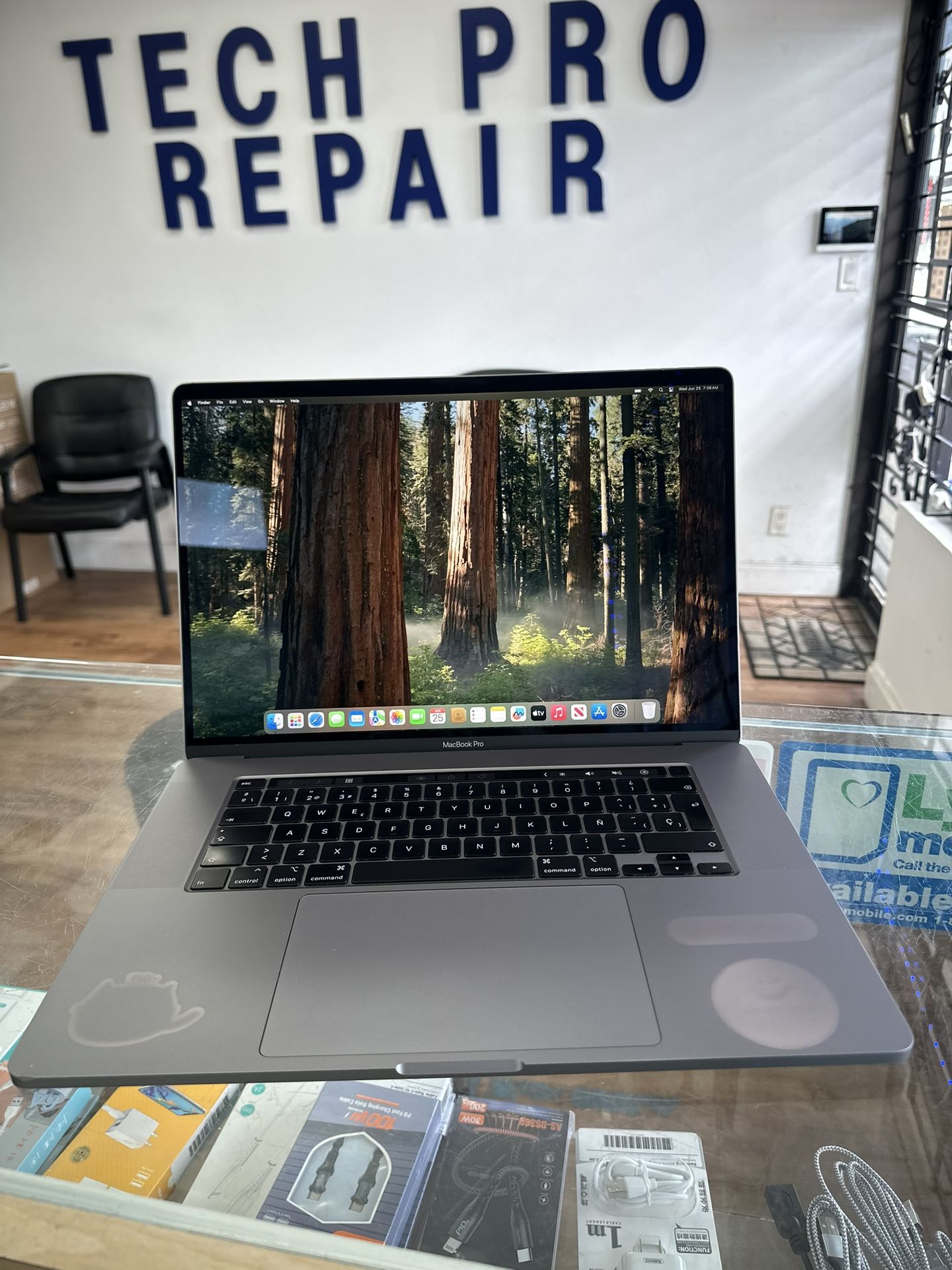 Apple MacBook Pro 16” 2019. i7, 16gb RAM, 512gb SSD.