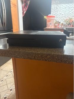 Xbox one s( works just want gone have no use for it no controller)