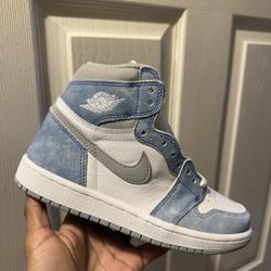 Jordan 1 Hyper Royal Size 5Y DS NEW