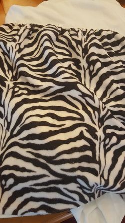 Twin bed skirt