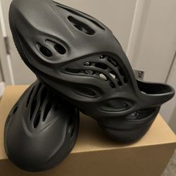 Yeezy Foam RNR Size 10 ONYX