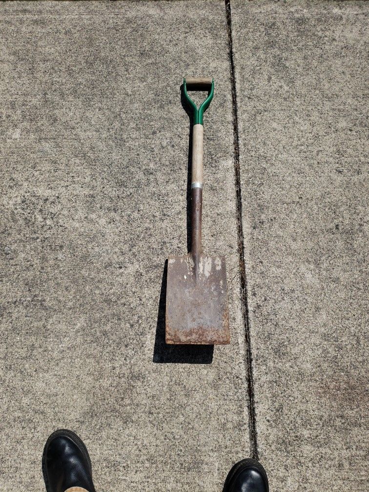 Spade Style Shovel