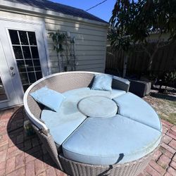 Sunbrella Circular Lounge Bed / Table Set