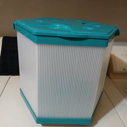 Eagle yarn organizer. Holds six skeins. No dividers.