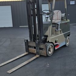 Clark forklift 5000 lb capacity 2 stage NO side shift