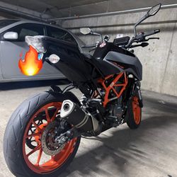 KTM DUKE 390 BLACK AND ORANGE 