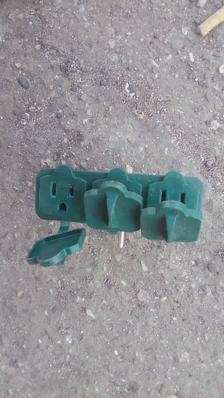 Plug w/3 Female Plugs With Covers