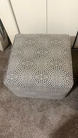 Geometric pattern grey and beige cube ottoman by Havertys details in the photos pickup Gaithersburg md20877