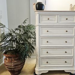 Solid & Sturdy Wood Dresser With 5 Drawers