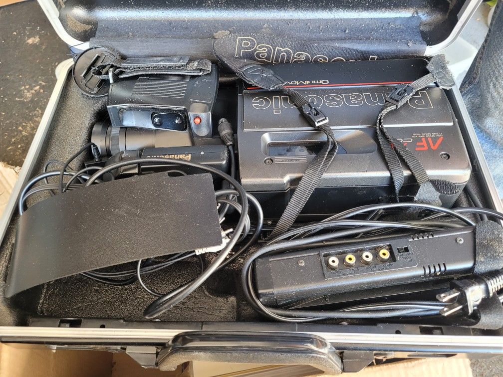 Panasonic Omnimovie PV-420D VHS HQ Camcorder