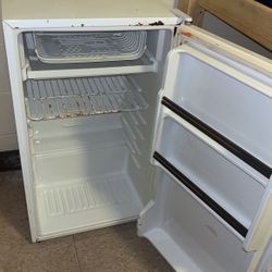 Sanyo Mini Refrigerator 