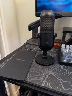 Razer Seiren V2 Chroma USB Microphone