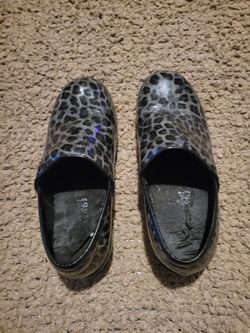 WOMENS LEOPARD PRINT CLOGS GRAY AND BLACK SIZE 7