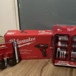 Milwaukee M12 12V 1/4" Hex Screwdriver Kit w/ (4) 1. 5Ah Batteries, Charger, Bag, and Bit Set