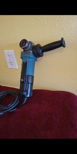 Makita 9557  4 1/2 in corded Angle grinder in excellent condition