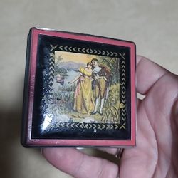 VINTAGE POWDER COMPACT