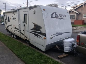 29' Keystone Cougar Travel Trailer with TIpout (Bumper Pull)