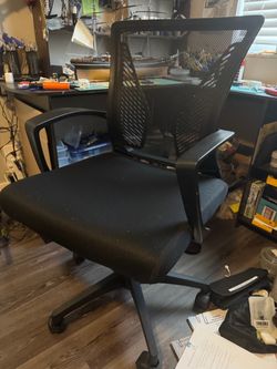 Swivel desk chair