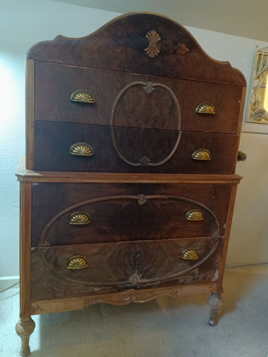 Wood VTG Dresser, Chest Of Drawers, Bureau with 4 Large Drawers. Rare, with arched top.
Stripped And Ready To Refinish.
Tall 54" , wide 36"
Drawers as