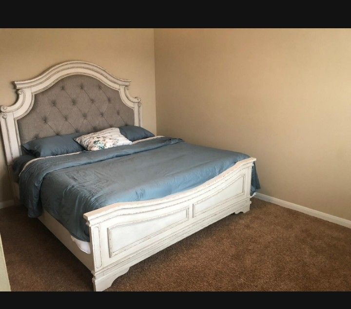 Realyn Chipped White Queen Panel Bed