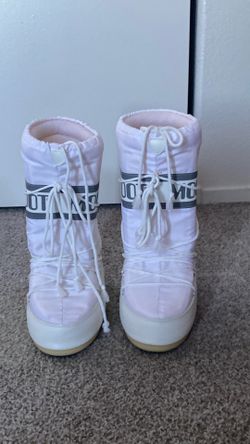 White moon boots