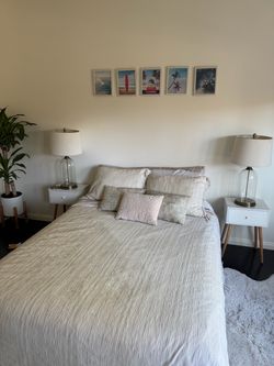 White nightstands (2)