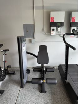 Life Fitness Axiom Leg Extension