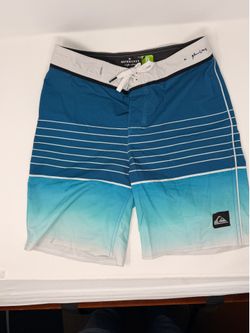 Men’s size 27 quicksilver 4-way stretch board shorts