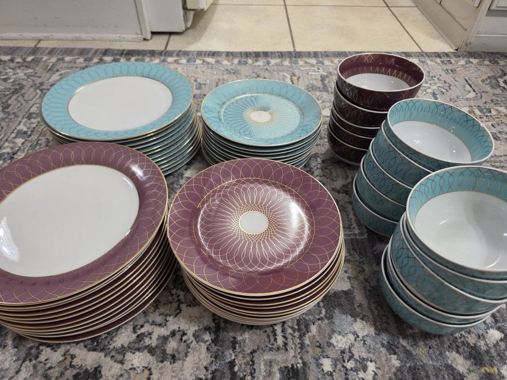 Z Gallerie Amelie Dinner Plates
(62 pieces total)