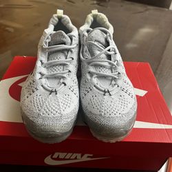 Nike Air VaporMax 2023 Flyknit shoe in a light grey