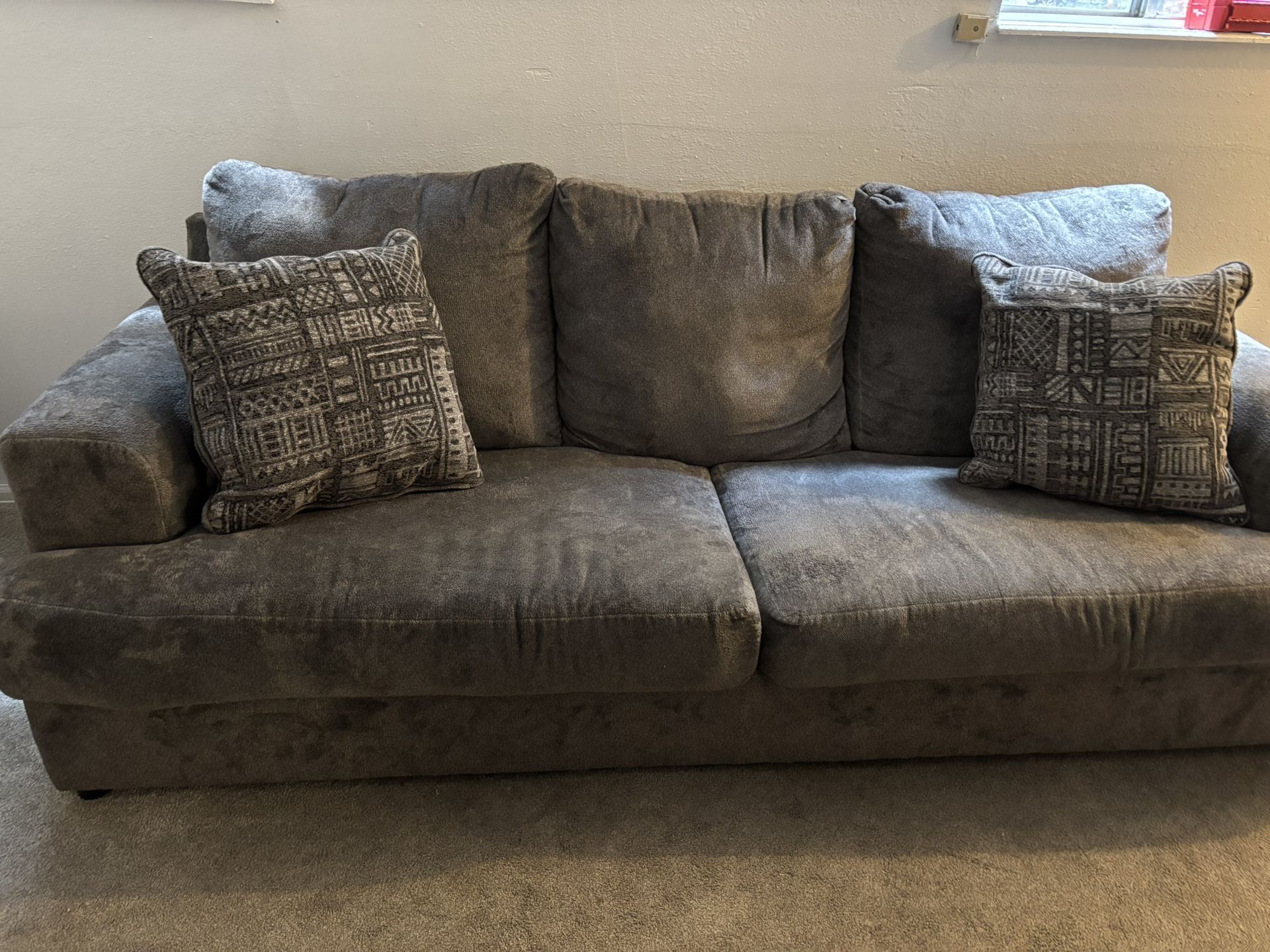 Gray Couch / Sofá gris