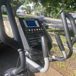 NordicTrack elite 10.7 Elliptical In Great Condition 