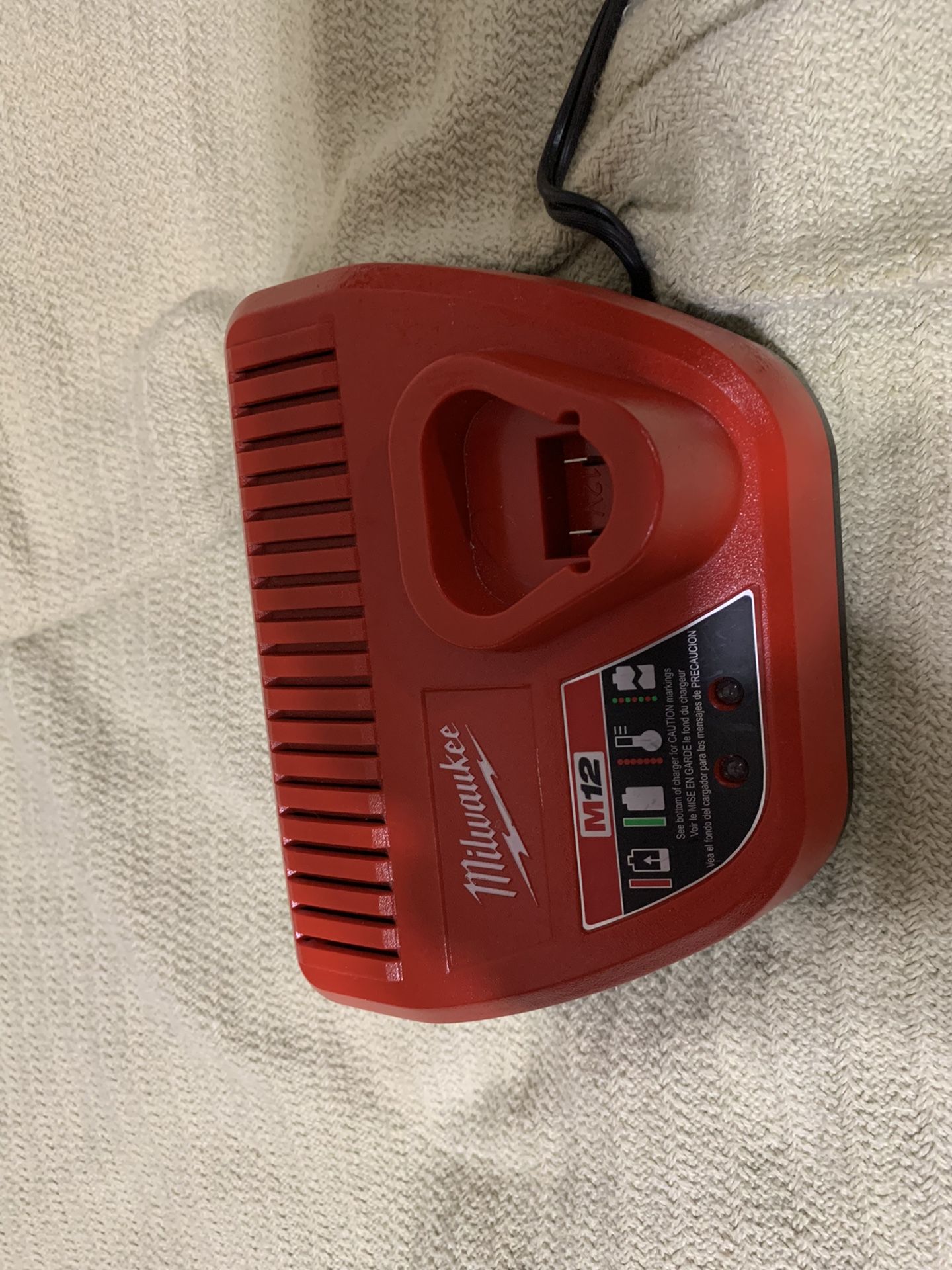 Milwaukee 12 V Battery Charger