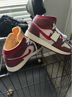 Jordan 1 Mid SE GS. Size 6.5Y