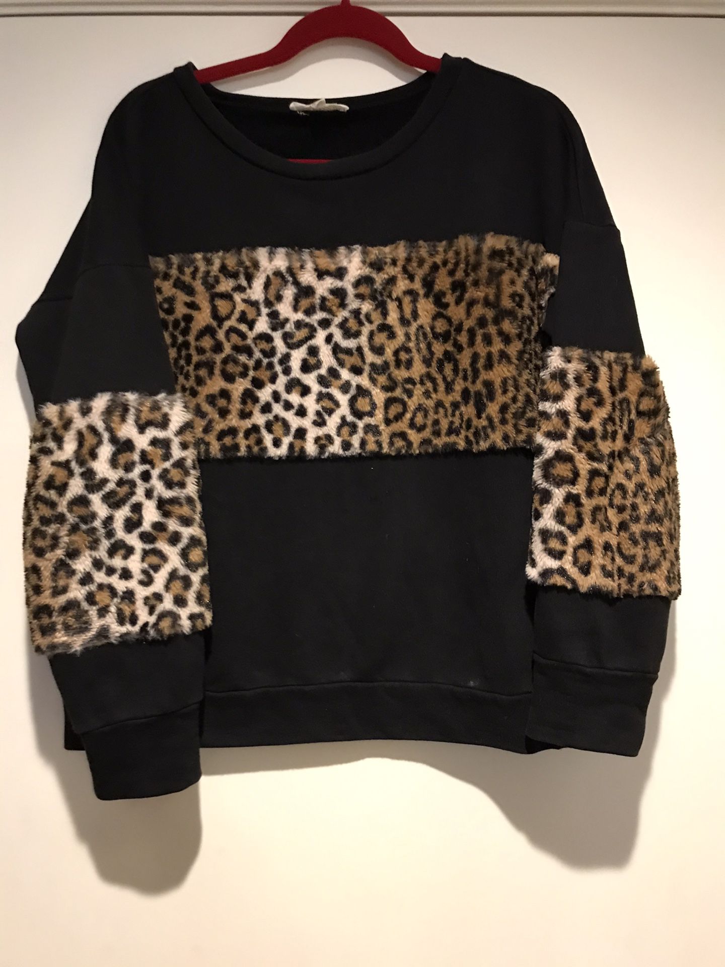 Boutique leopard sweat shirt size medium