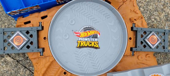 Hot Wheels Monster Trucks Play Set