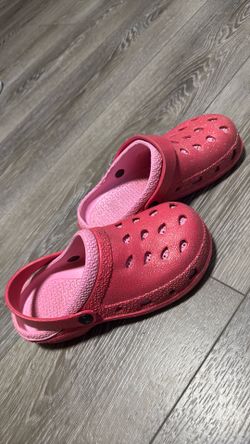 Girls sandals size 2, in new condition
