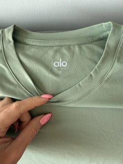Men’s Sage Green Alo T-shirt