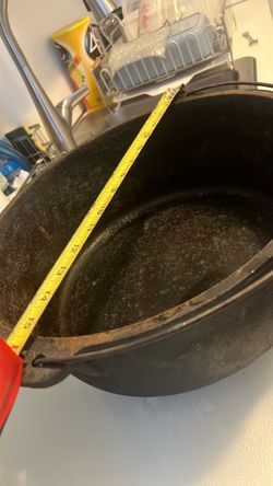 TWELVE QUART CAST IRON INDOOR/OUTDOOR DUTCH OVEN