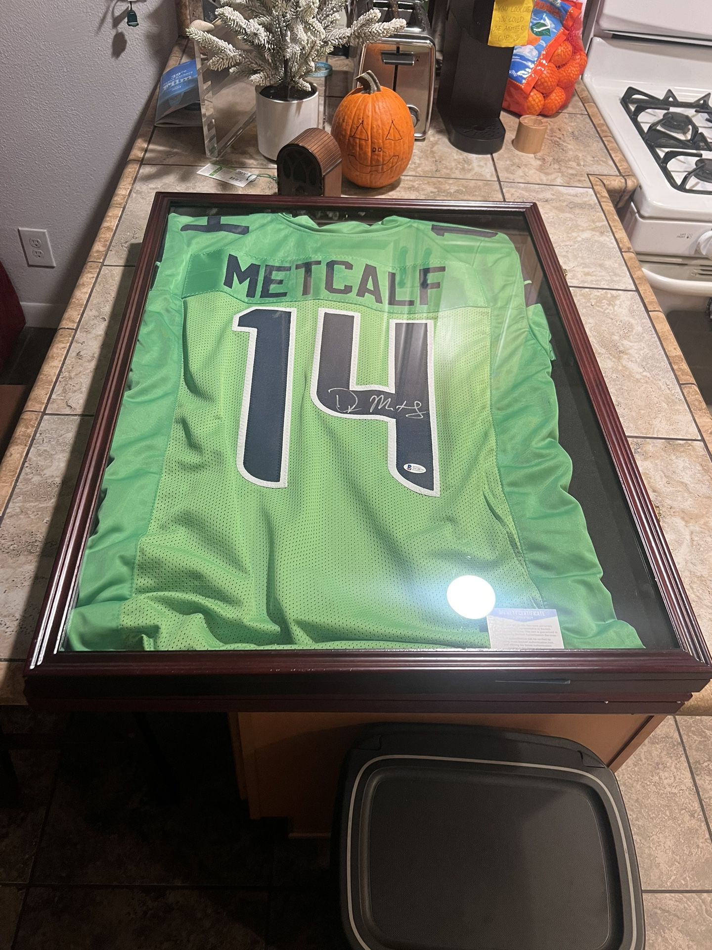 DK METCALF SIGNED AND FRAMED JERSEY