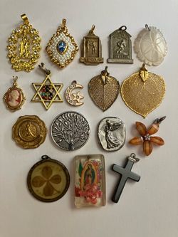 17 x Antique Mixed Charm Pendant Bundle - Vintage Jewlery