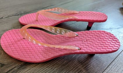 Pink Sandals Size 9 (Kitten Heel Thong Sandals)