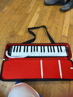 Melodica with Hard Case and Shoulder Strap
