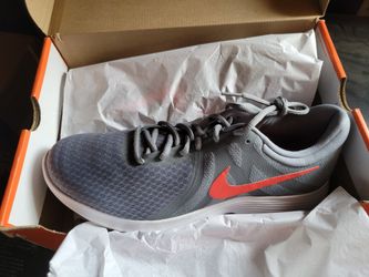 New Nike Revolution Size 11.5