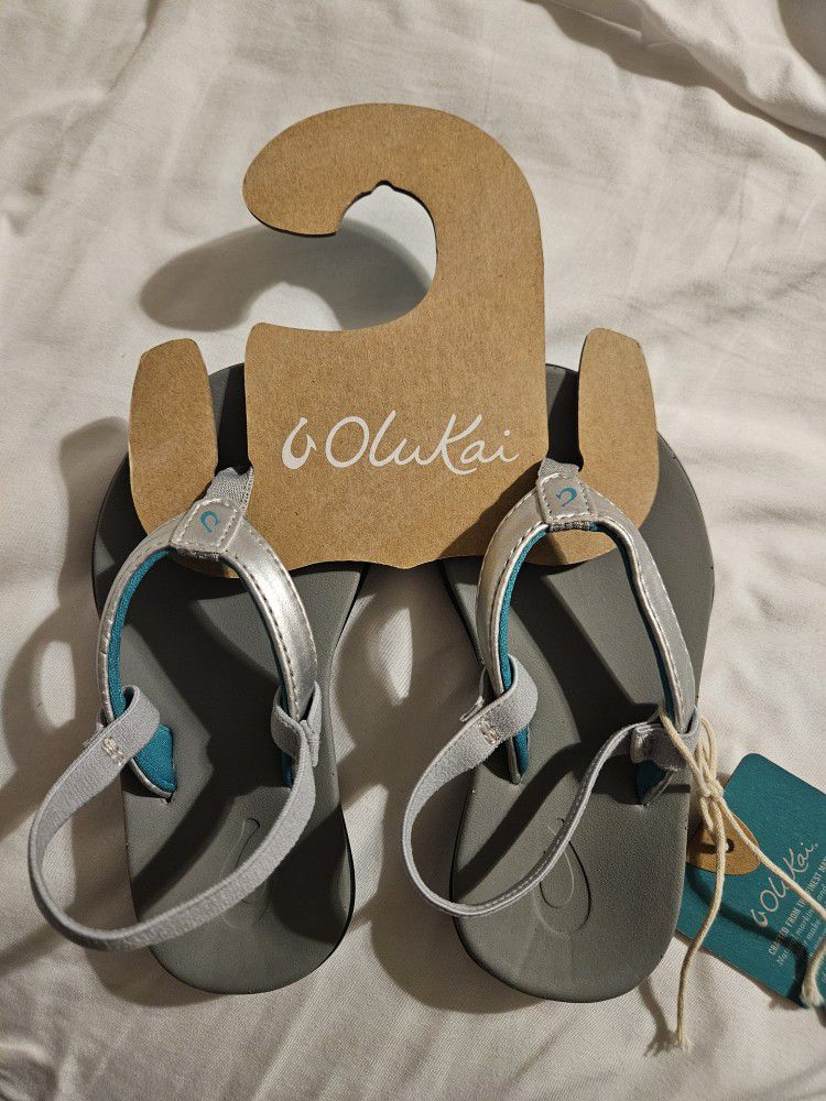 New Olukai Toddler/Kids Sandals, Silver, size 9