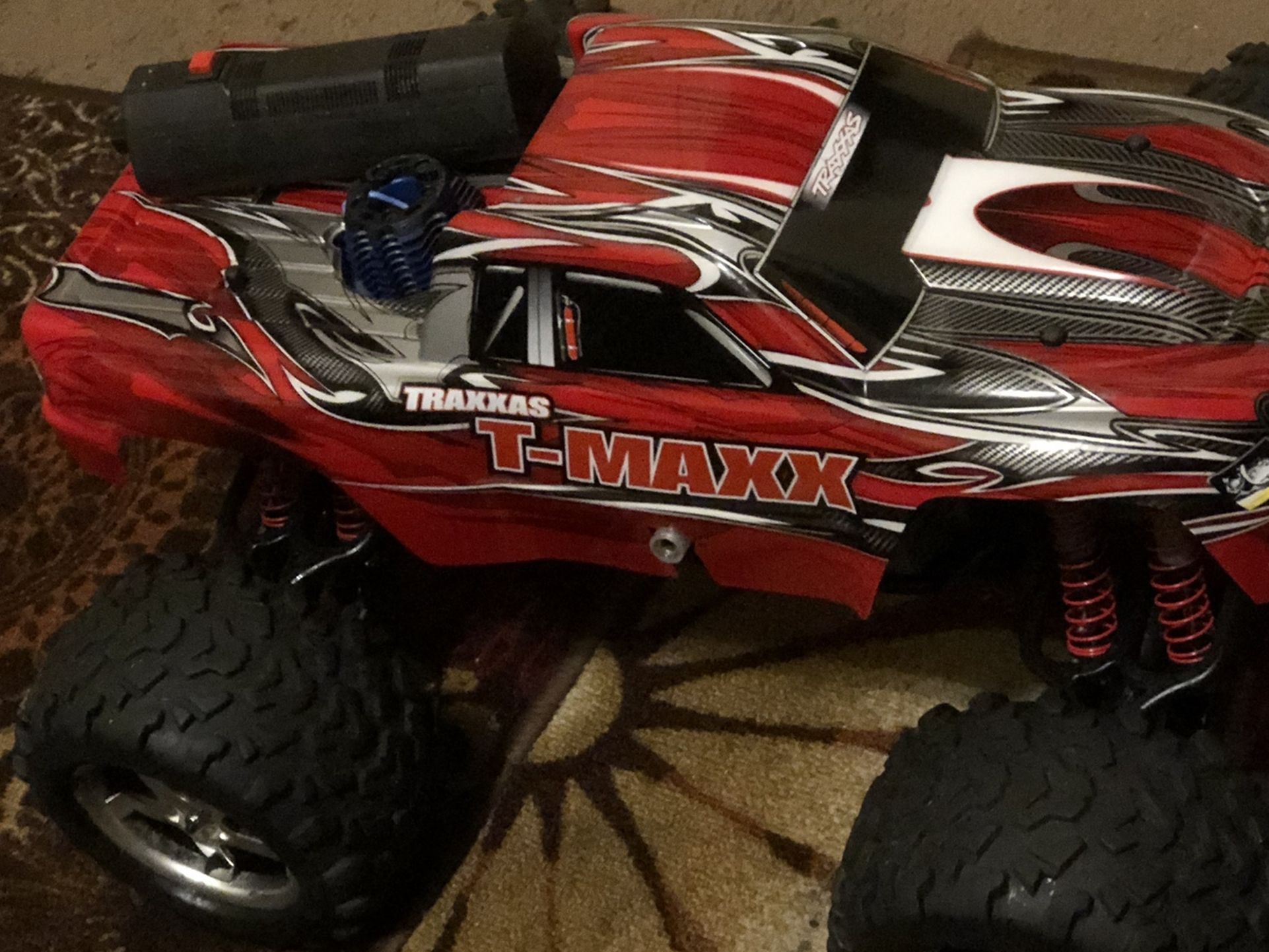 Rc Traxxas T-maxx 3.3 is ready to race, only two tanks have run it almost new.